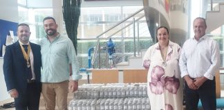 La CR Palos dona 1.000 botellas de agua para el traslado de la Virgen de los Milagros hasta Palos