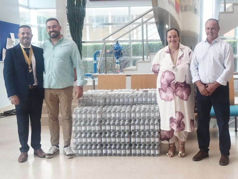 La CR Palos dona 1.000 botellas de agua para el traslado de la Virgen de los Milagros hasta Palos