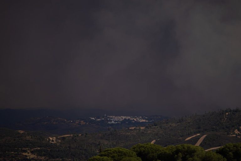 Un «cambio de patrón» en el viento abre «una oportunidad» de contener el incendio