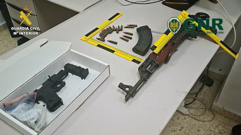 Diez detenidos tras intervenirse 10.600 kilos de hachís y armas de asalto en una operación hispanolusa