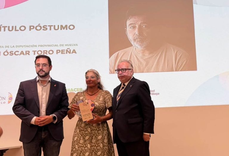 La FAMP reconoce la trayectoria del periodista Óscar Toro con motivo del Día del Cooperante