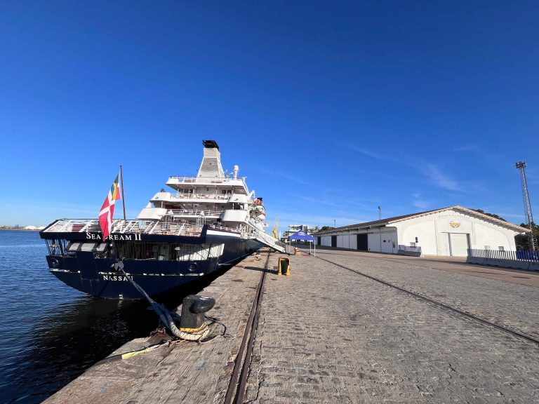 El Puerto de Huelva recibe el buque de cruceros de lujo Seadream II