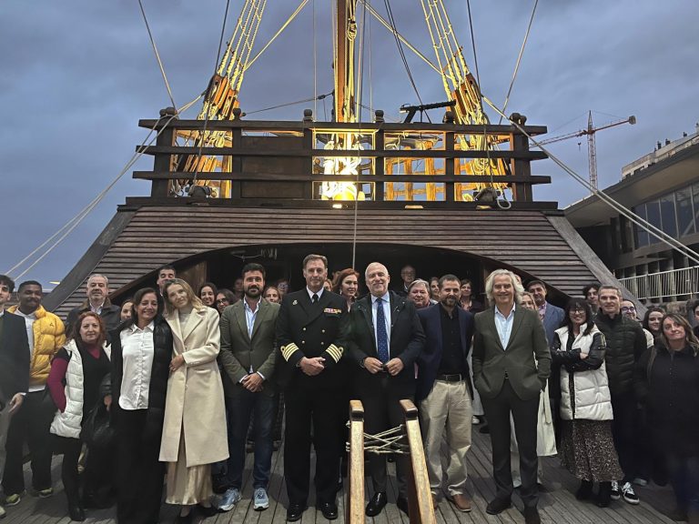 Hueva muestra su oferta turística en Vigo a bordo de la Nao Santa María